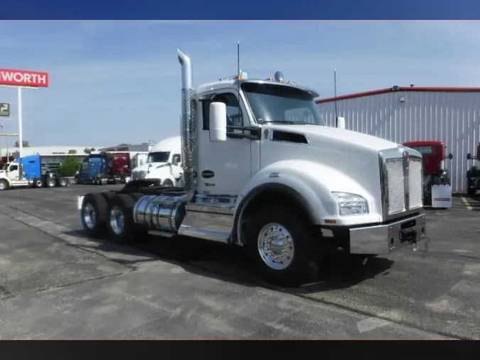 2025 Kenworth T880