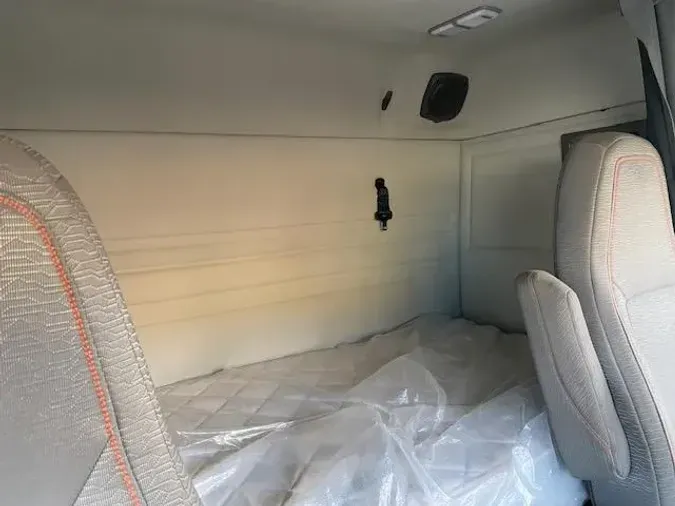 2023 Volvo VNR64T400