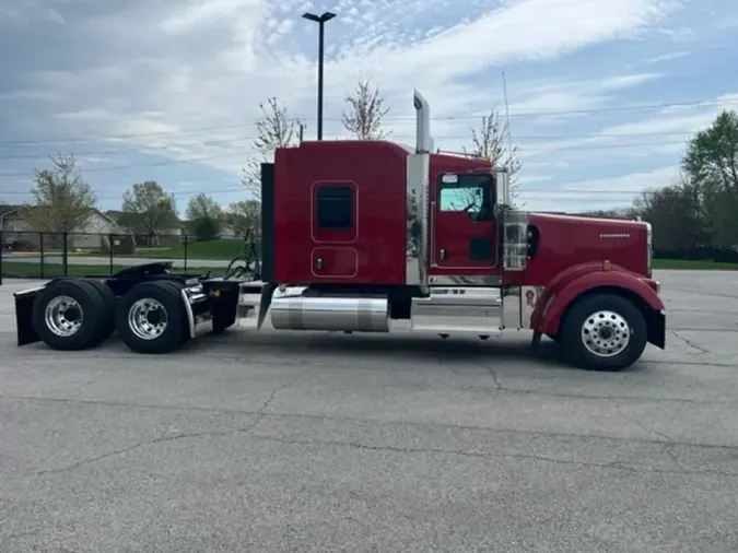 2025 Kenworth W900