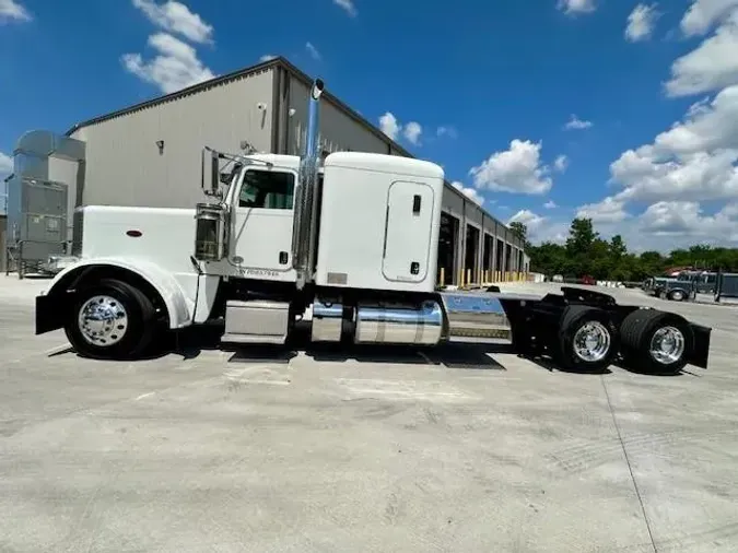 2023 Peterbilt 389