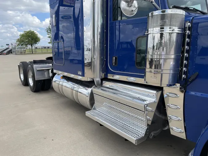 2022 Peterbilt 389