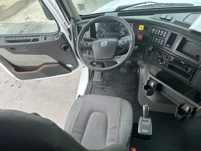 2020 VOLVO VNL64T860
