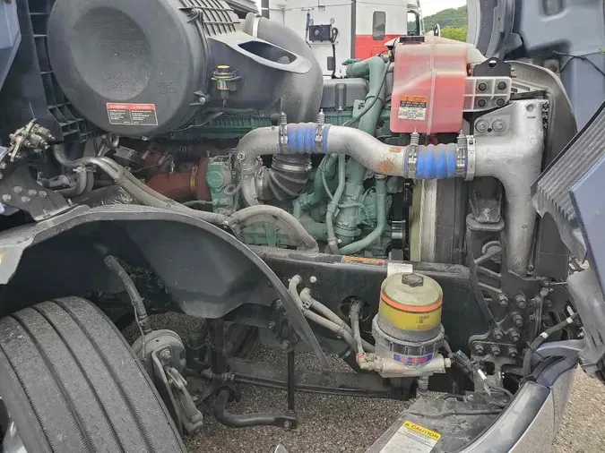 2025 VOLVO VNL64T860