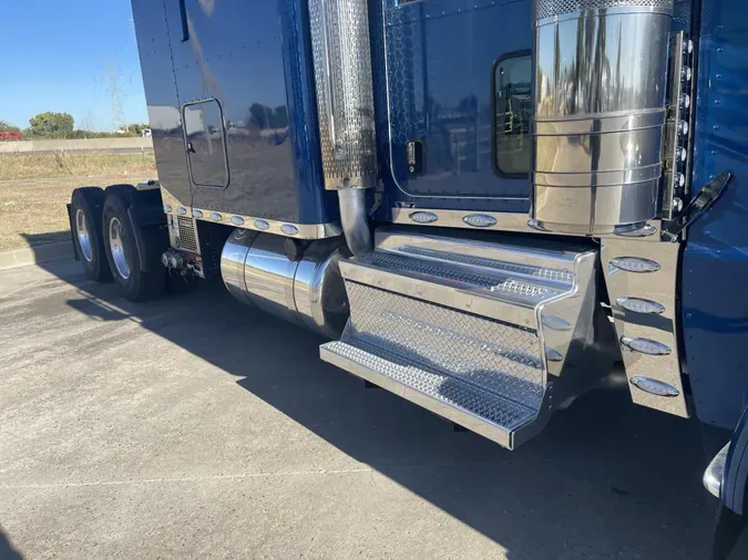 2024 Peterbilt 389