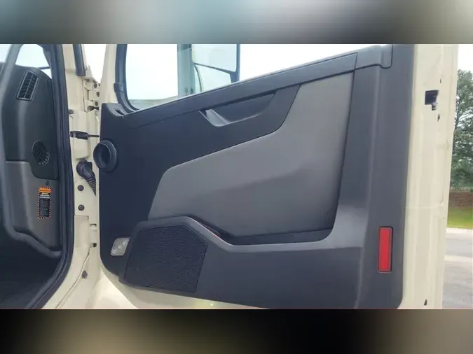 2020 VOLVO VNL300