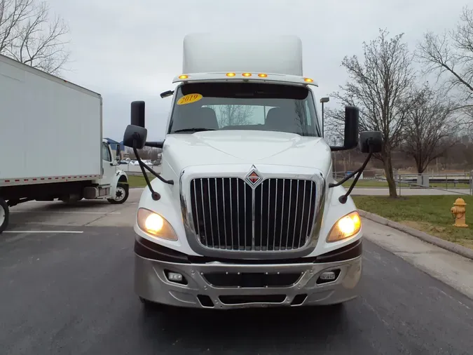 2019 NAVISTAR INTERNATIONAL RH613 DAYCAB S/A