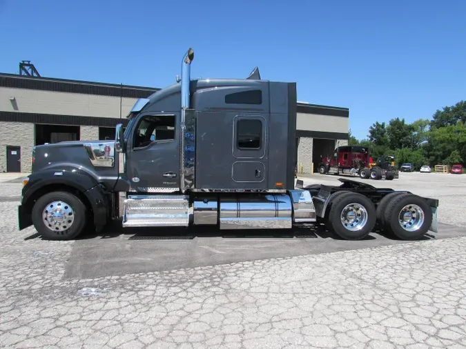 2024 Kenworth W990