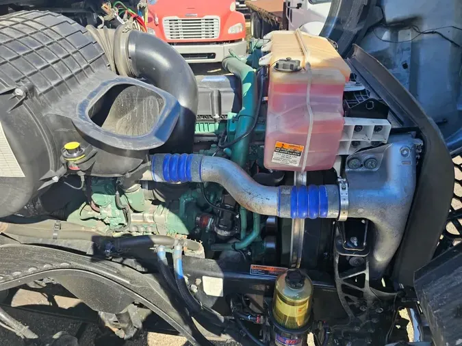 2019 VOLVO VNL42T 300