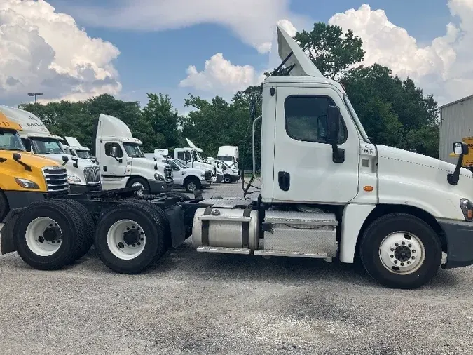 2016 Freightliner X12564ST