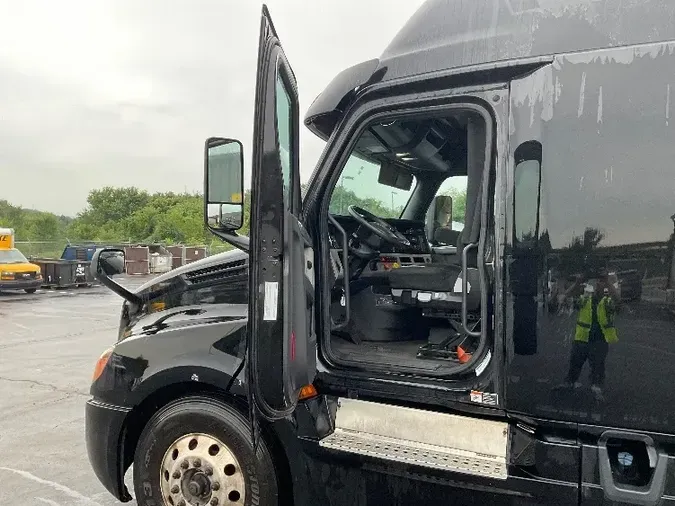 2019 Freightliner T12664ST