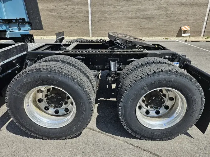 2025 VOLVO VNL64TV04