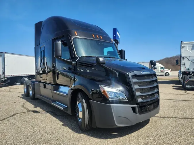 2022 FREIGHTLINER Cascadia 126