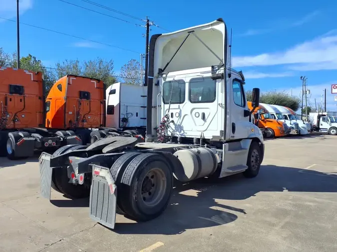 2019 FREIGHTLINER/MERCEDES CASCADIA 113