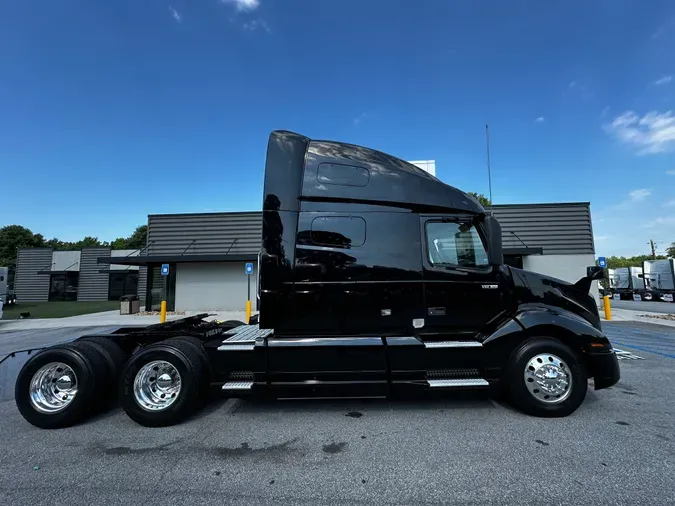 2021 Volvo VNL64T760