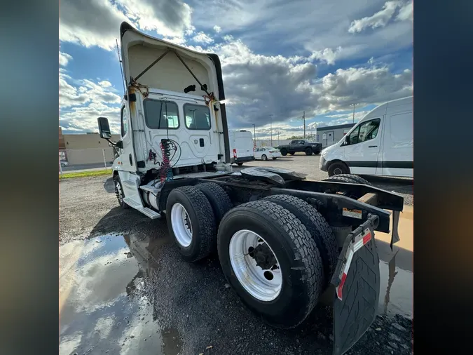 2017 FREIGHTLINER/MERCEDES CASCADIA 125