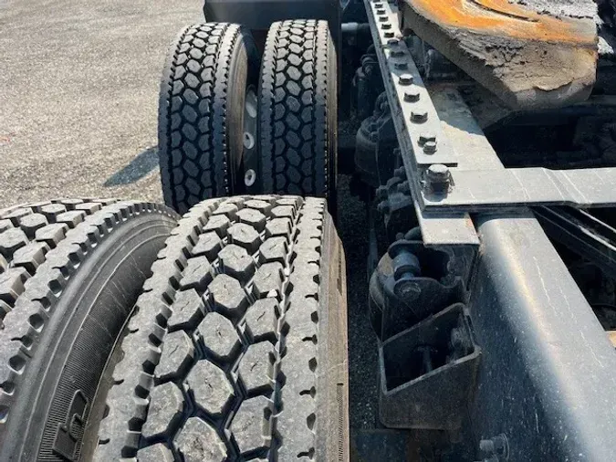 2023 Kenworth T880