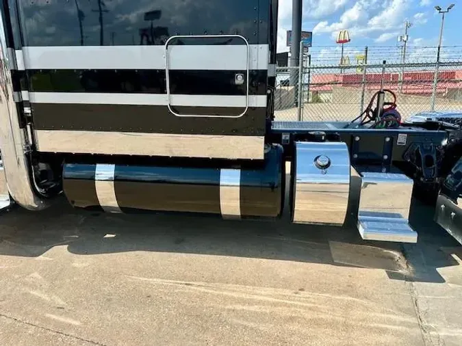 2023 Peterbilt 389