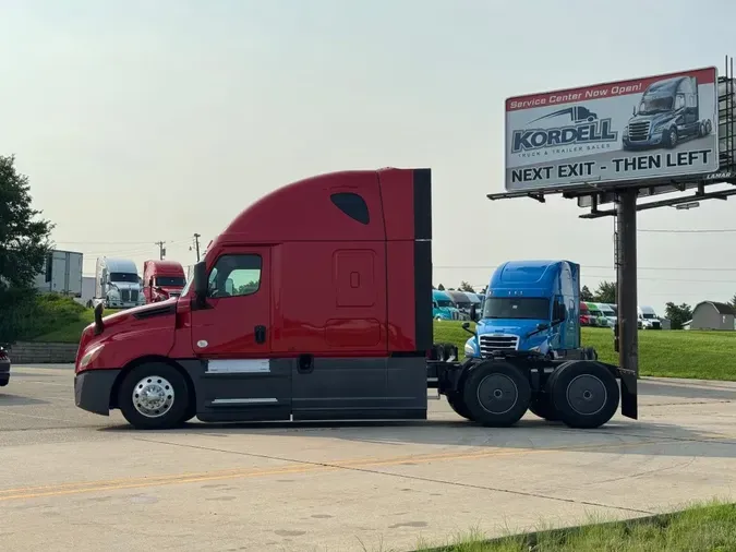 2021 FREIGHTLINER Cascadia 126