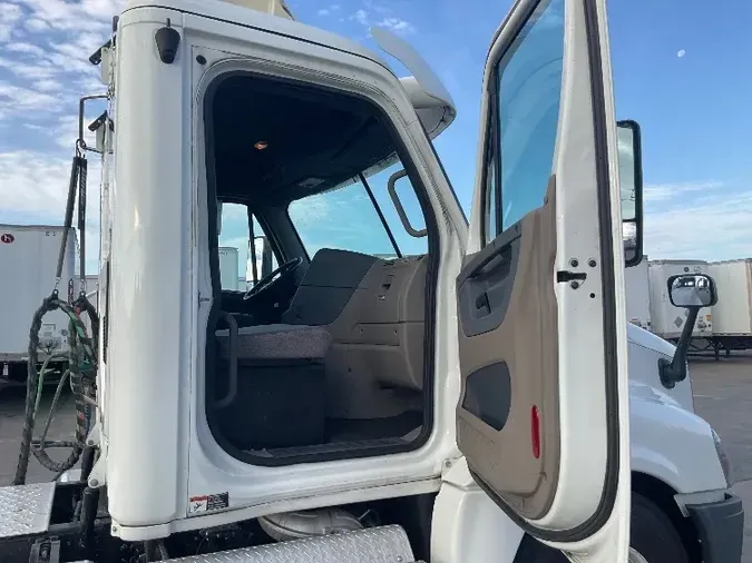 2017 FREIGHTLINER X12564ST