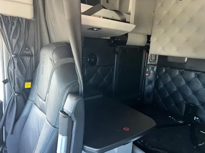 2023 Kenworth W990