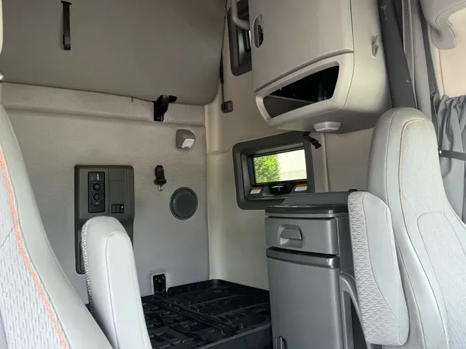 2021 VOLVO VNL64T760