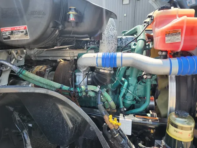 2023 VOLVO VNL64T860