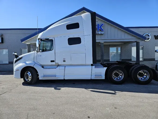 2020 VOLVO VNL64T760