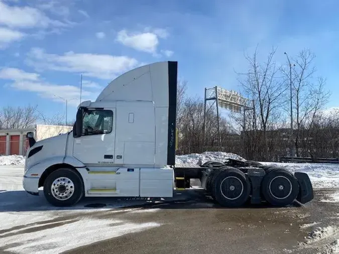 2023 Volvo VNR64T400