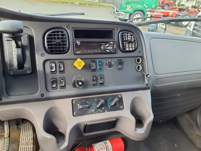 2018 FREIGHTLINER M2 106