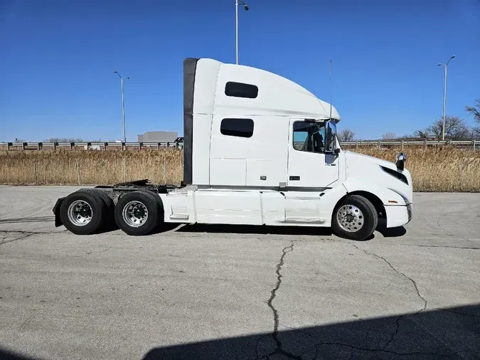 2021 VOLVO VNL64T760