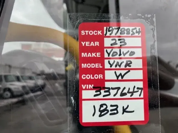 2023 Volvo VNR64T400