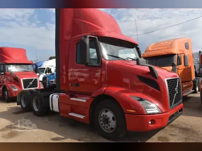 2021 VOLVO VNR64T300