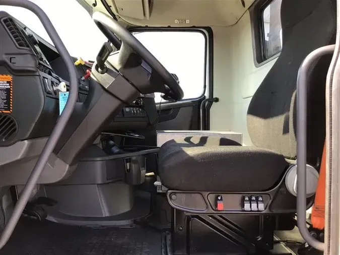 2020 VOLVO VNR300