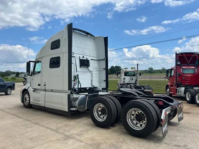 2025 VOLVO VNL64T860