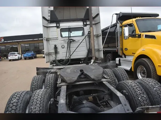 2019 VOLVO VNR64T300