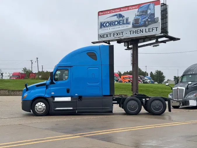 2023 FREIGHTLINER Cascadia 126