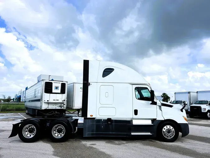 2020 FREIGHTLINER CASCADIA 126