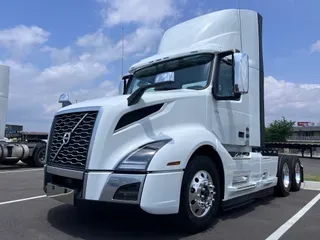 2025 VOLVO VNL64T300