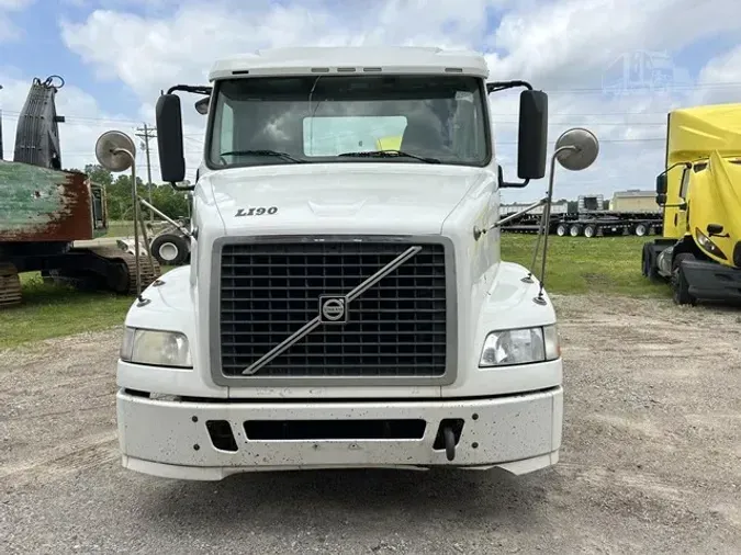 2013 VOLVO VNM64T200
