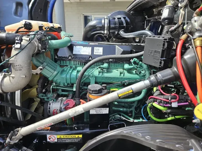 2023 VOLVO VNL64T760