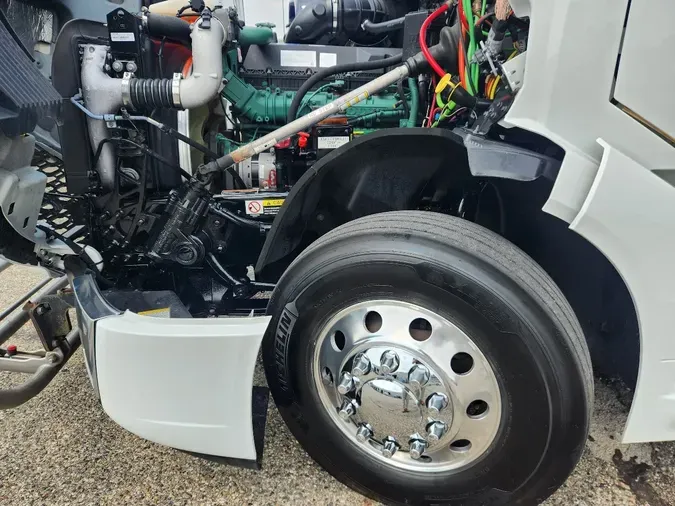 2023 VOLVO VNL64T740