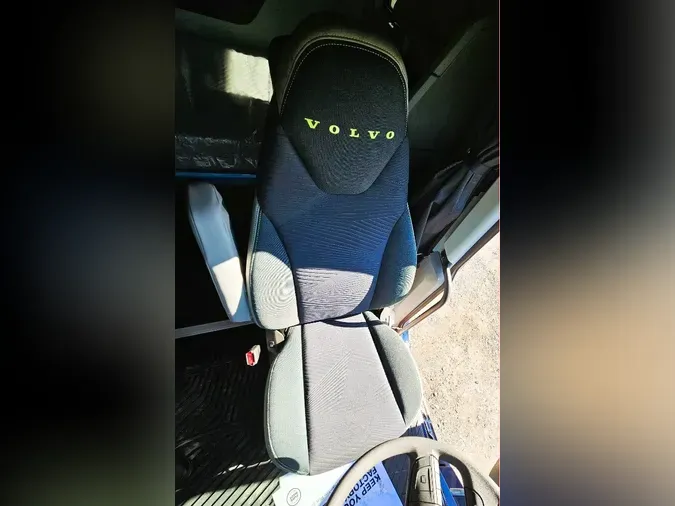 2025 VOLVO VNL64Tv04