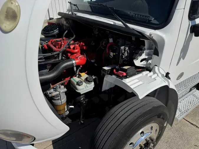 2019 Freightliner Business Class M2 106