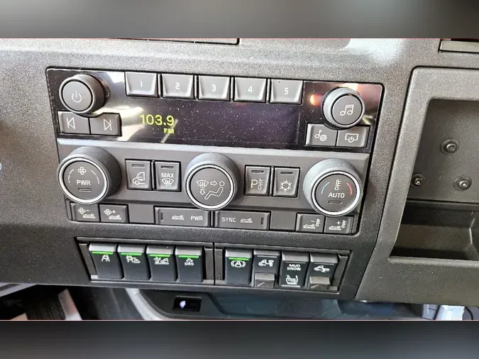 2025 VOLVO VNL64Tv04