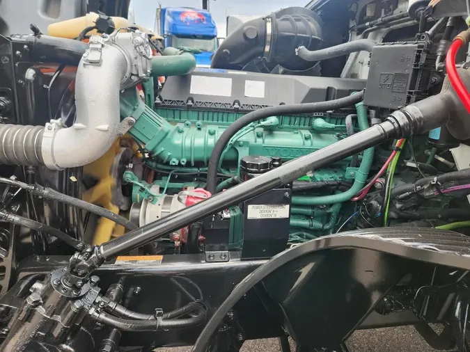 2023 VOLVO VNL64T860