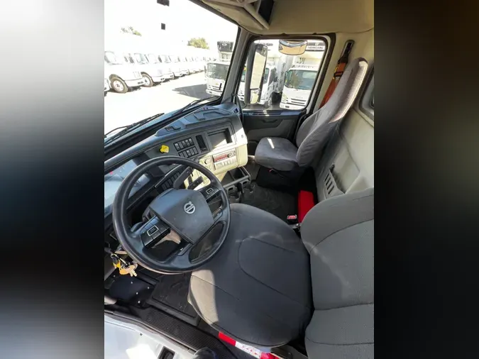 2018 VOLVO VNL64T-300