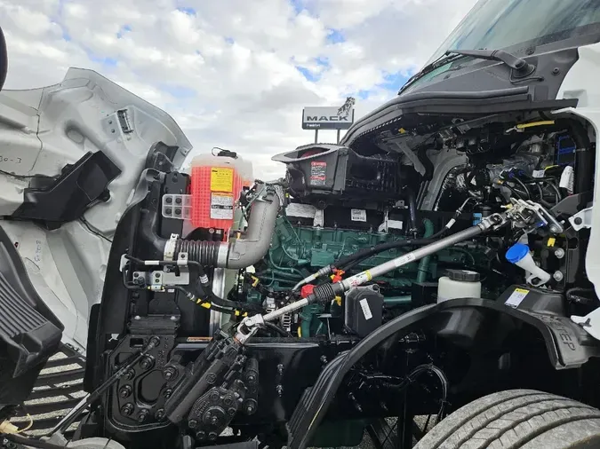 2026 VOLVO VNL64T86067b3f2df9832339f00c2f57e8cf3617a