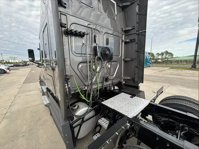 2021 Freightliner Cascadia 126