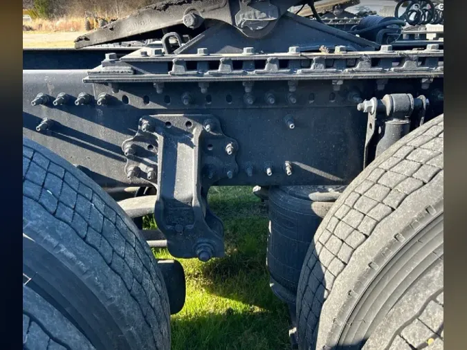 2025 VOLVO VNL64T860