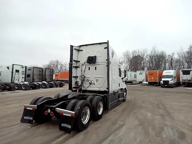 2021 Freightliner Cascadia 126